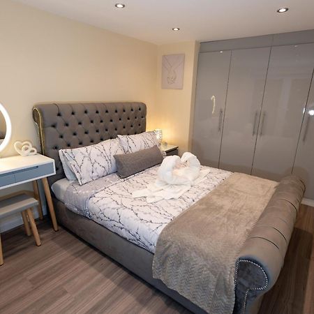 Cosy 1 Bedroom Basement Apartment With Private Patio Area London Eksteriør bilde