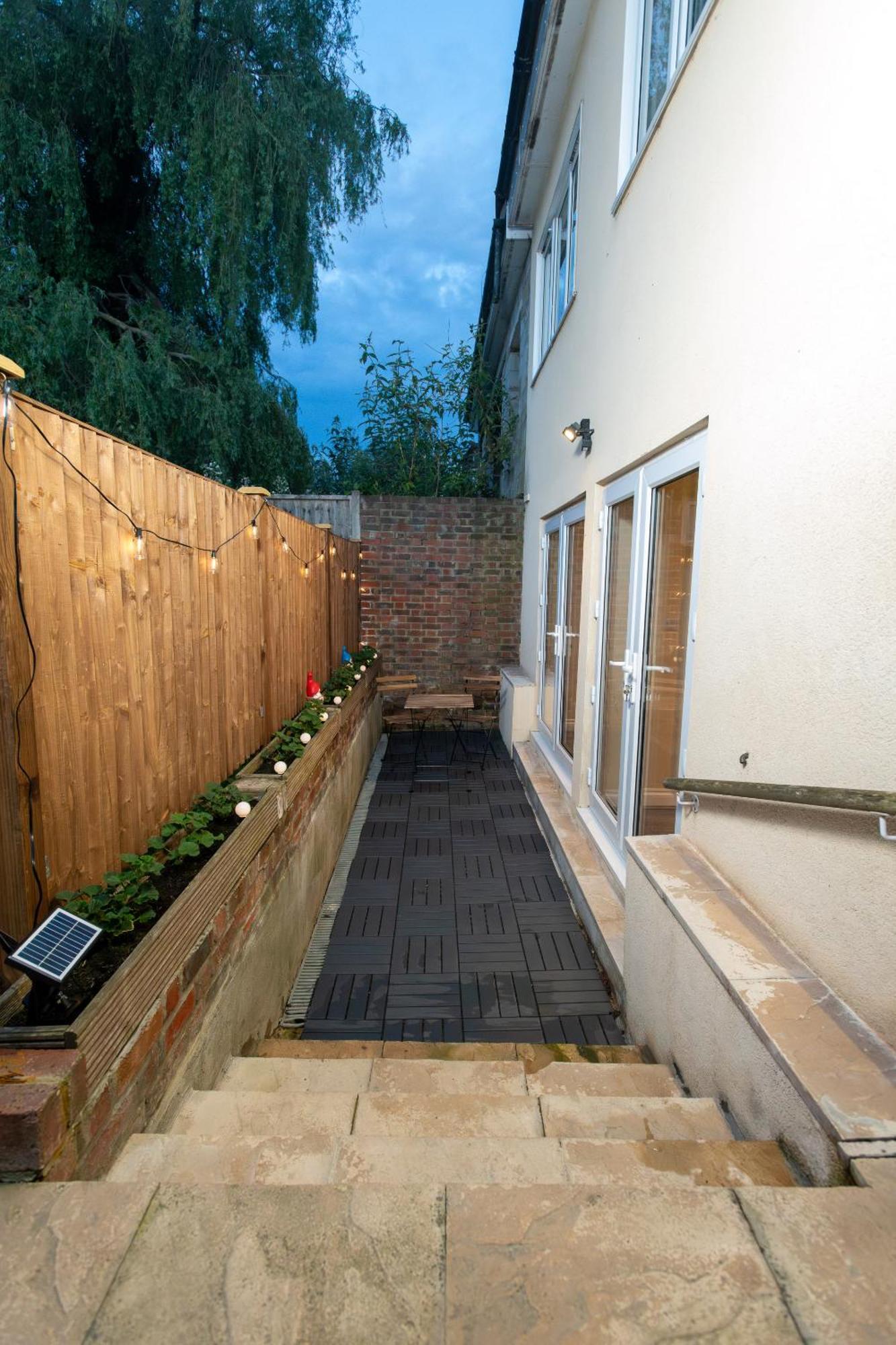 Cosy 1 Bedroom Basement Apartment With Private Patio Area London Eksteriør bilde