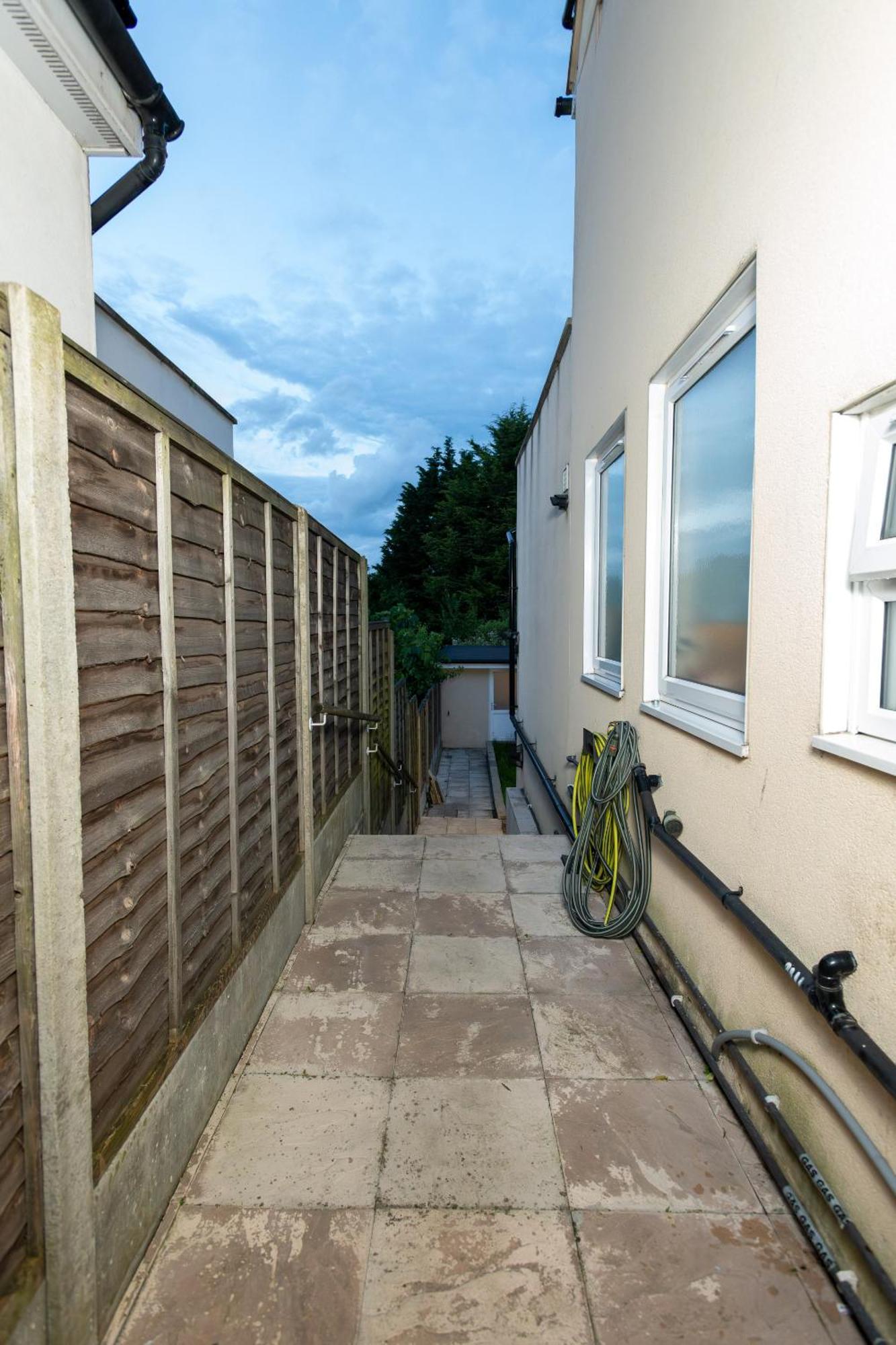 Cosy 1 Bedroom Basement Apartment With Private Patio Area London Eksteriør bilde