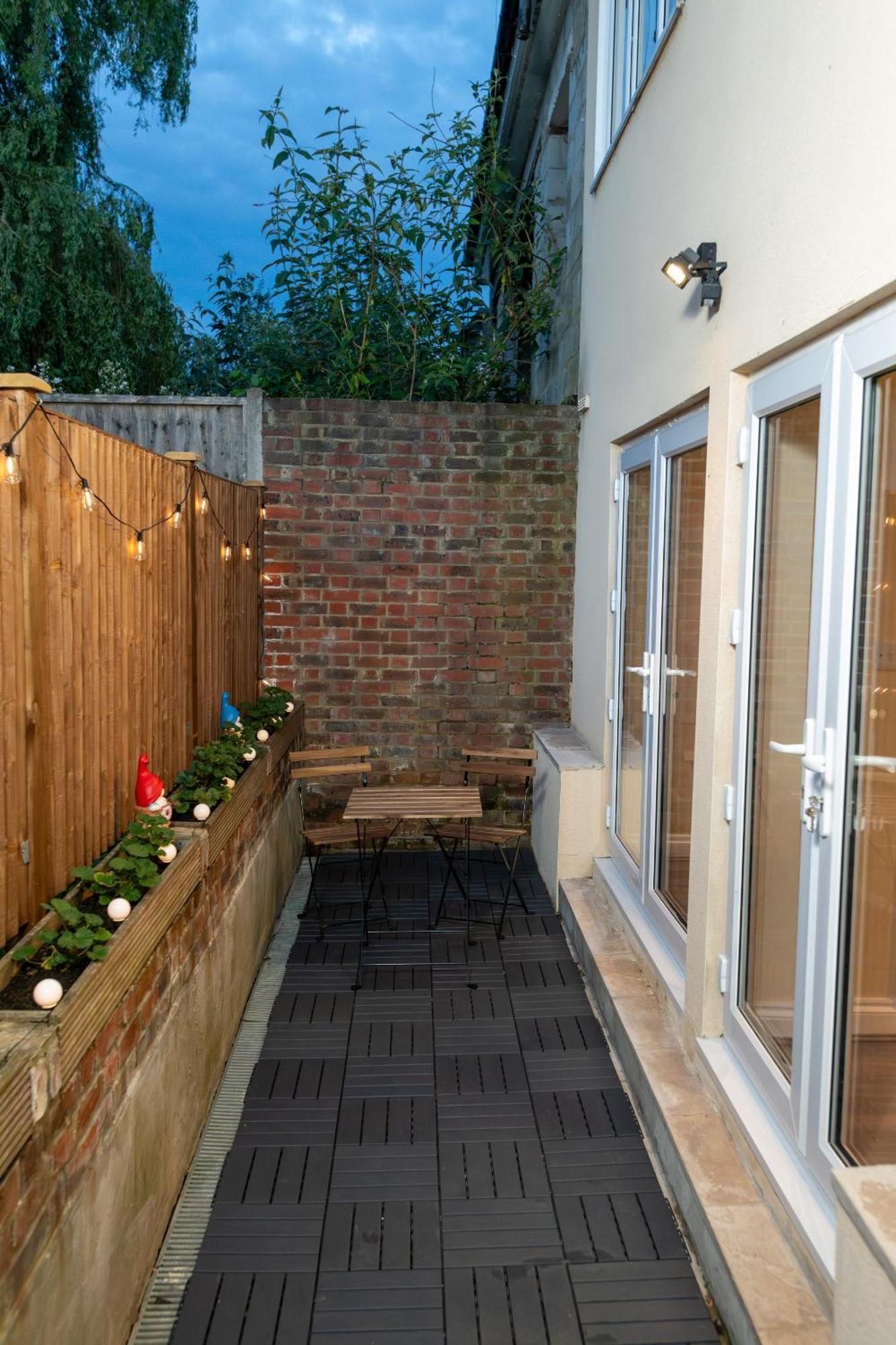 Cosy 1 Bedroom Basement Apartment With Private Patio Area London Eksteriør bilde