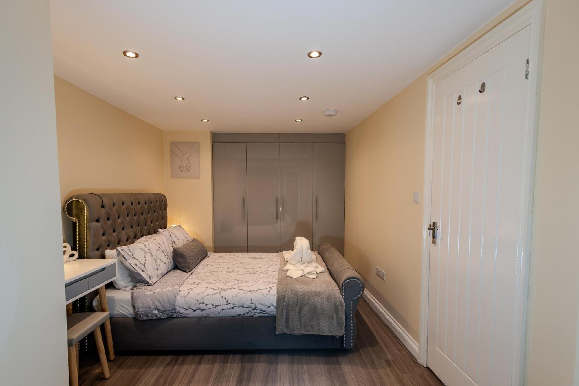 Cosy 1 Bedroom Basement Apartment With Private Patio Area London Eksteriør bilde