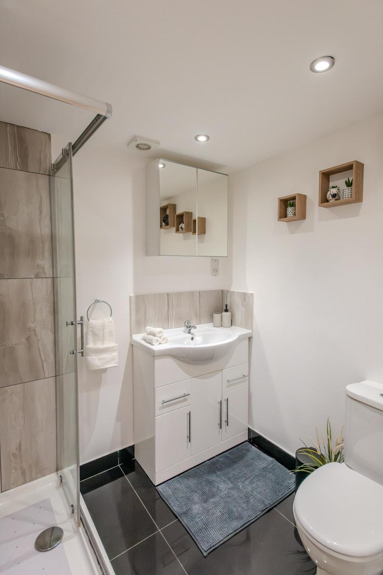 Cosy 1 Bedroom Basement Apartment With Private Patio Area London Eksteriør bilde